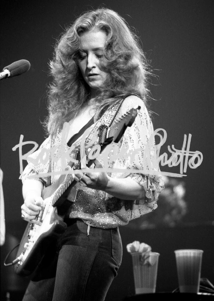 Bonnie Raitt by Peter Simon